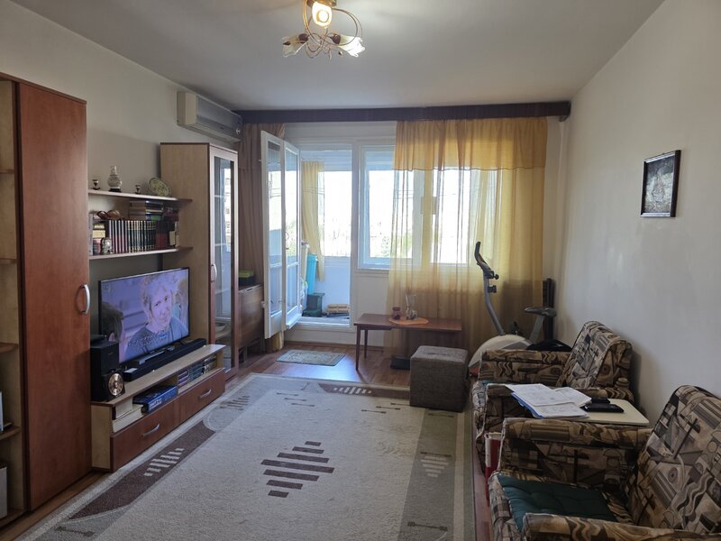 Trapezului, chiar la metrou 1 Decembrie 1918, stradal, vedere mixta,