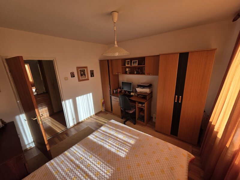 Trapezului, chiar la metrou 1 Decembrie 1918, stradal, vedere mixta,