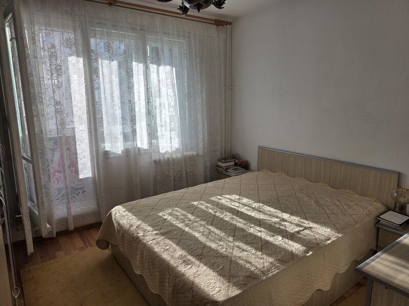 Trapezului, chiar la metrou 1 Decembrie 1918, stradal, vedere mixta,