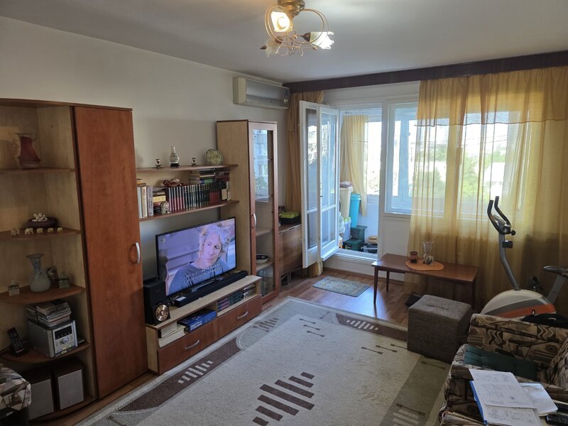 Trapezului, chiar la metrou 1 Decembrie 1918, stradal, vedere mixta,