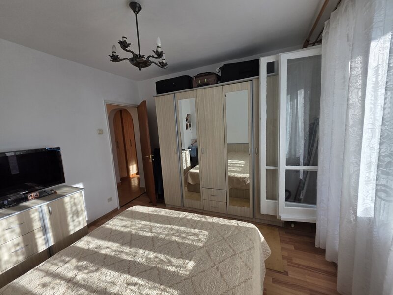 Trapezului, chiar la metrou 1 Decembrie 1918, stradal, vedere mixta,