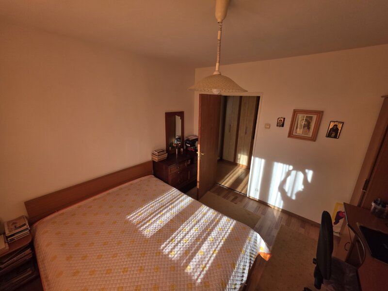 Trapezului, chiar la metrou 1 Decembrie 1918, stradal, vedere mixta,