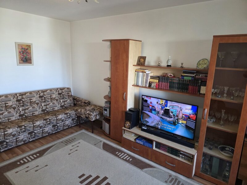 Trapezului, chiar la metrou 1 Decembrie 1918, stradal, vedere mixta,