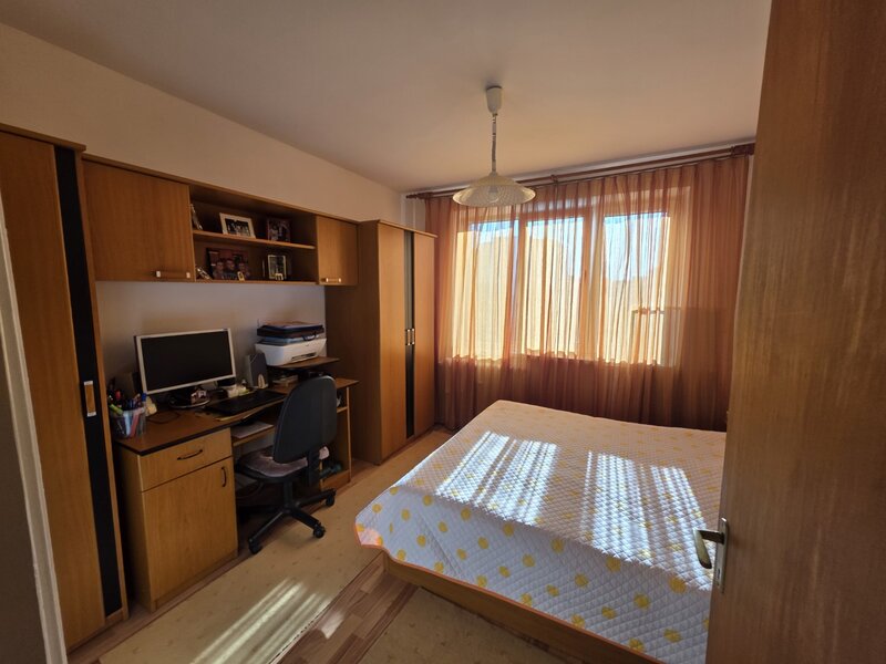 Trapezului, chiar la metrou 1 Decembrie 1918, stradal, vedere mixta,