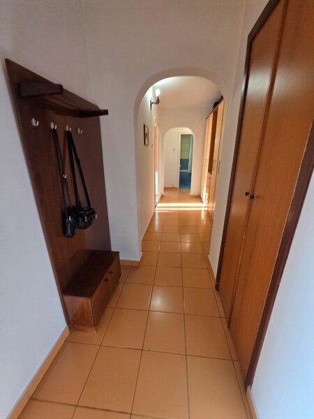 Trapezului, chiar la metrou 1 Decembrie 1918, stradal, vedere mixta,