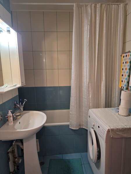 Trapezului, chiar la metrou 1 Decembrie 1918, stradal, vedere mixta,