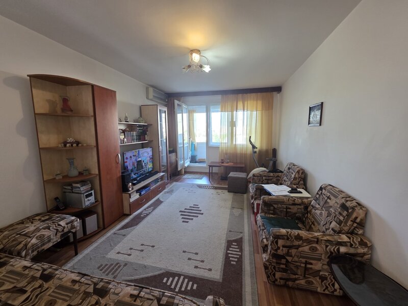 Trapezului, chiar la metrou 1 Decembrie 1918, stradal, vedere mixta,