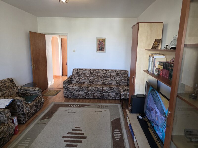 Trapezului, chiar la metrou 1 Decembrie 1918, stradal, vedere mixta,