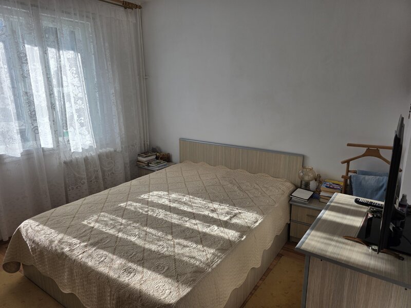 Trapezului, chiar la metrou 1 Decembrie 1918, stradal, vedere mixta,