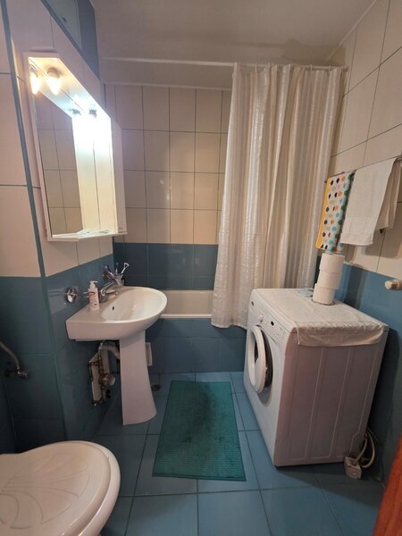 Trapezului, chiar la metrou 1 Decembrie 1918, stradal, vedere mixta,