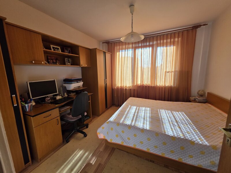 Trapezului, chiar la metrou 1 Decembrie 1918, stradal, vedere mixta,