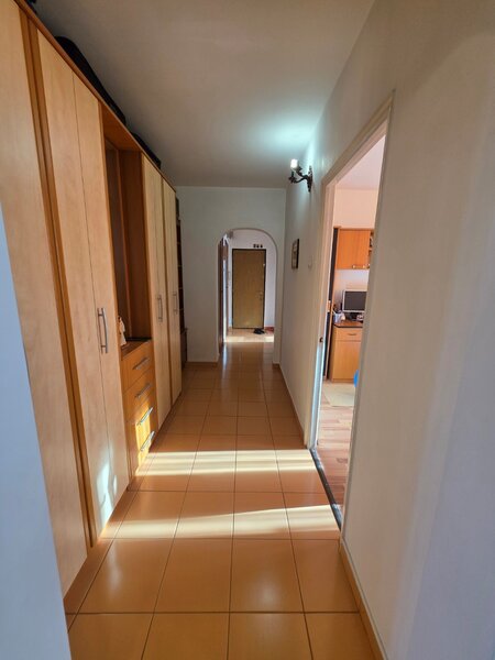 Trapezului, chiar la metrou 1 Decembrie 1918, stradal, vedere mixta,