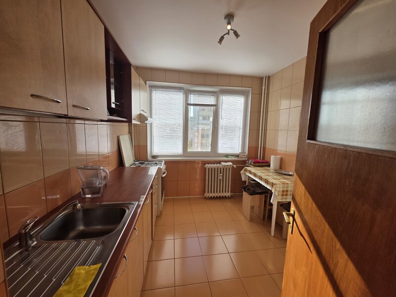 Trapezului, chiar la metrou 1 Decembrie 1918, stradal, vedere mixta,